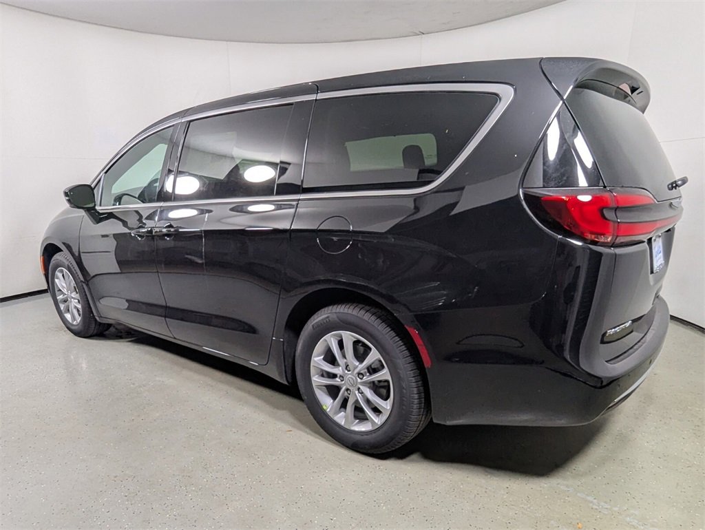 New 2026 Chrysler Pacifica Select image 5