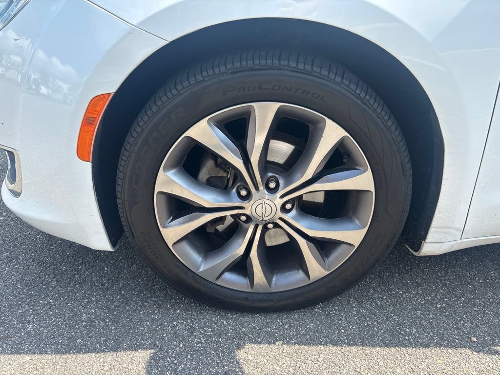 Used 2018 Chrysler Pacifica Limited w/ Tire & Wheel Group FWD image 12