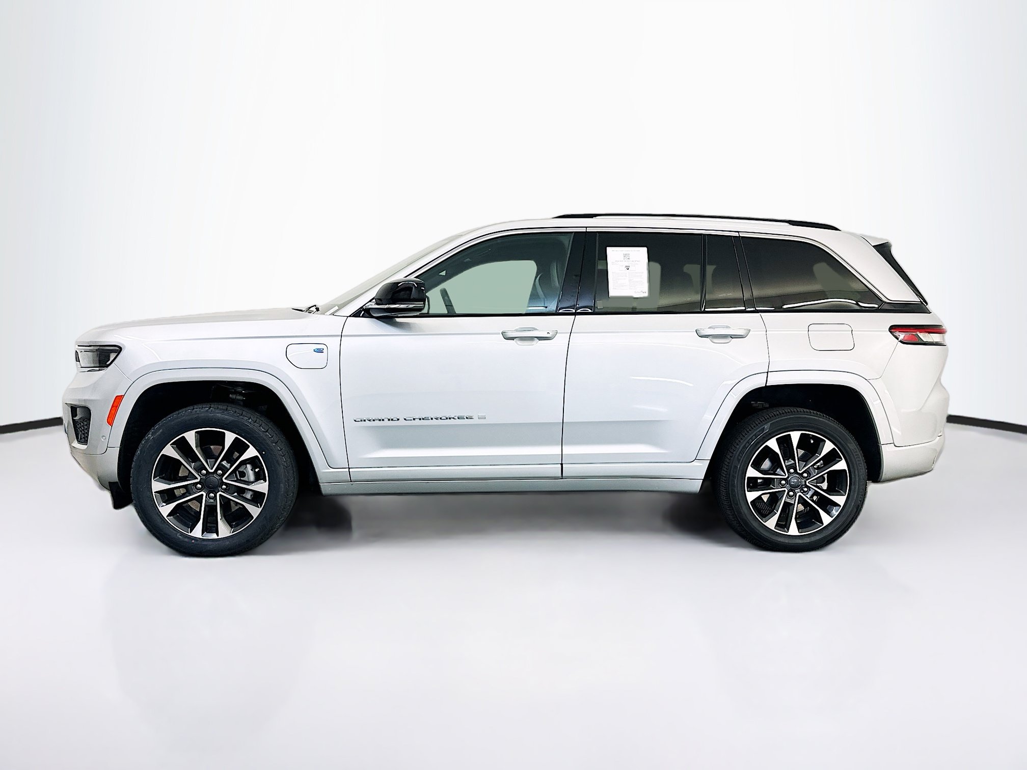 Used 2023 Jeep Grand Cherokee Overland w/ Luxury Tech Group IV AWD/4WD image 4