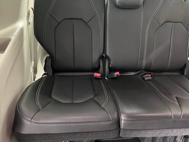 Used 2023 Chrysler Pacifica Touring-L image 30
