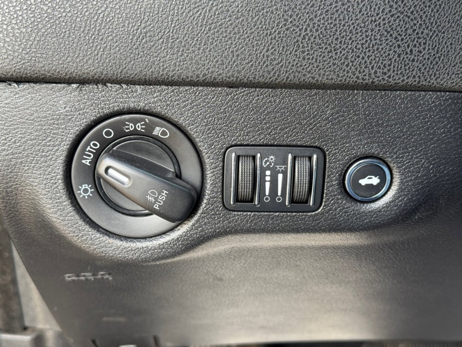 Used 2016 Dodge Charger SXT image 27