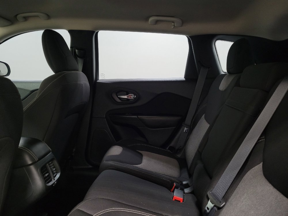 Used 2015 Jeep Cherokee Sport FWD image 18