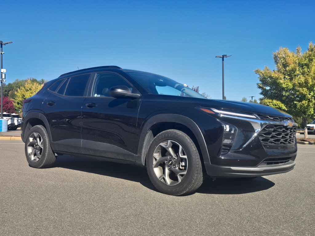 Used 2025 Chevrolet Trax LT w/ LT Convenience Package FWD image 31
