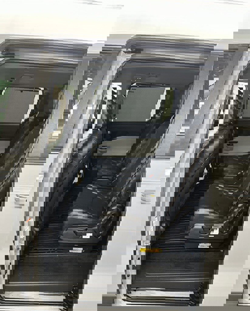 Used 2022 Kia Carnival EX image 23