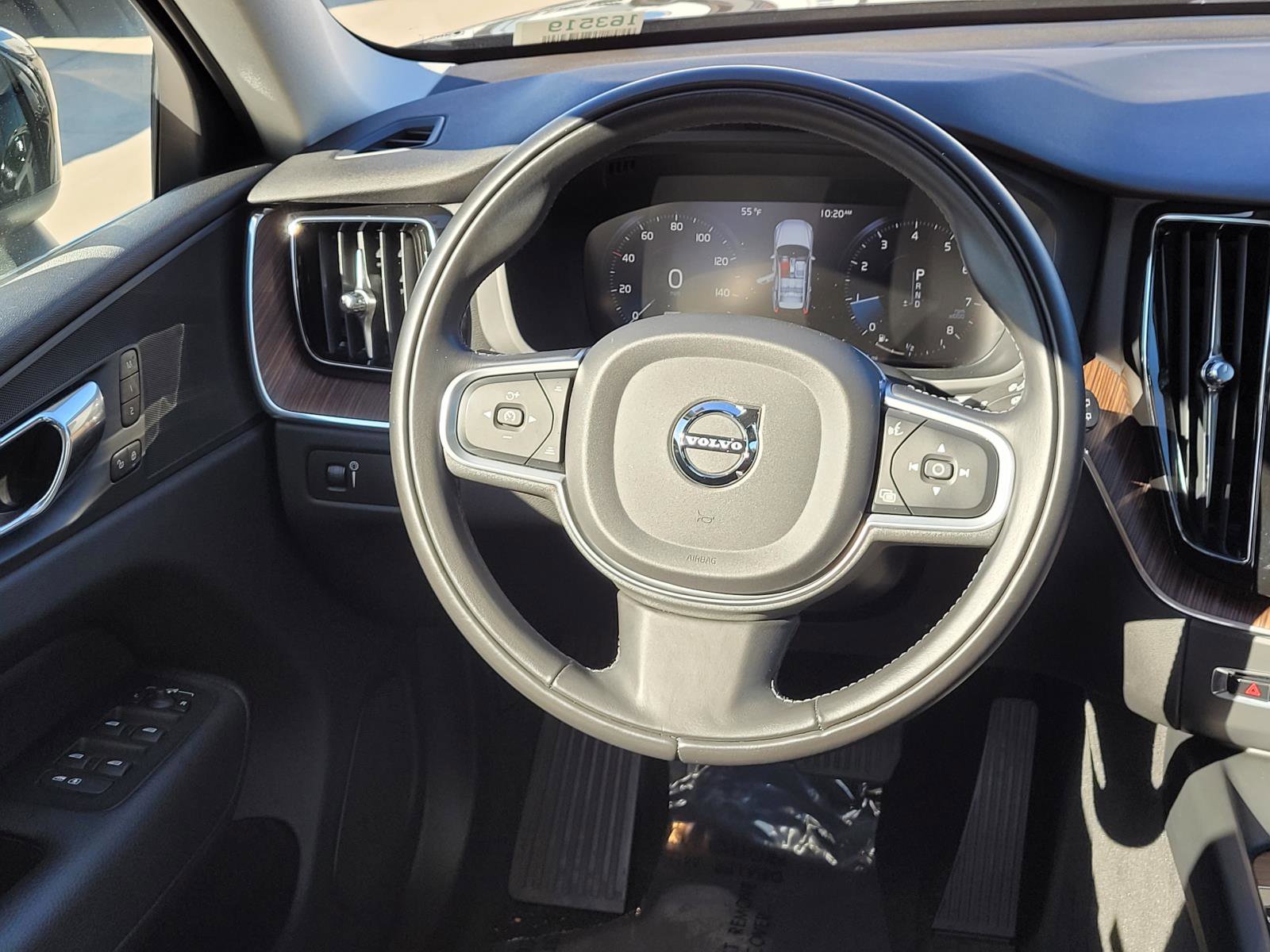 Used 2021 Volvo XC60 T6 Momentum w/ Premium Package image 6