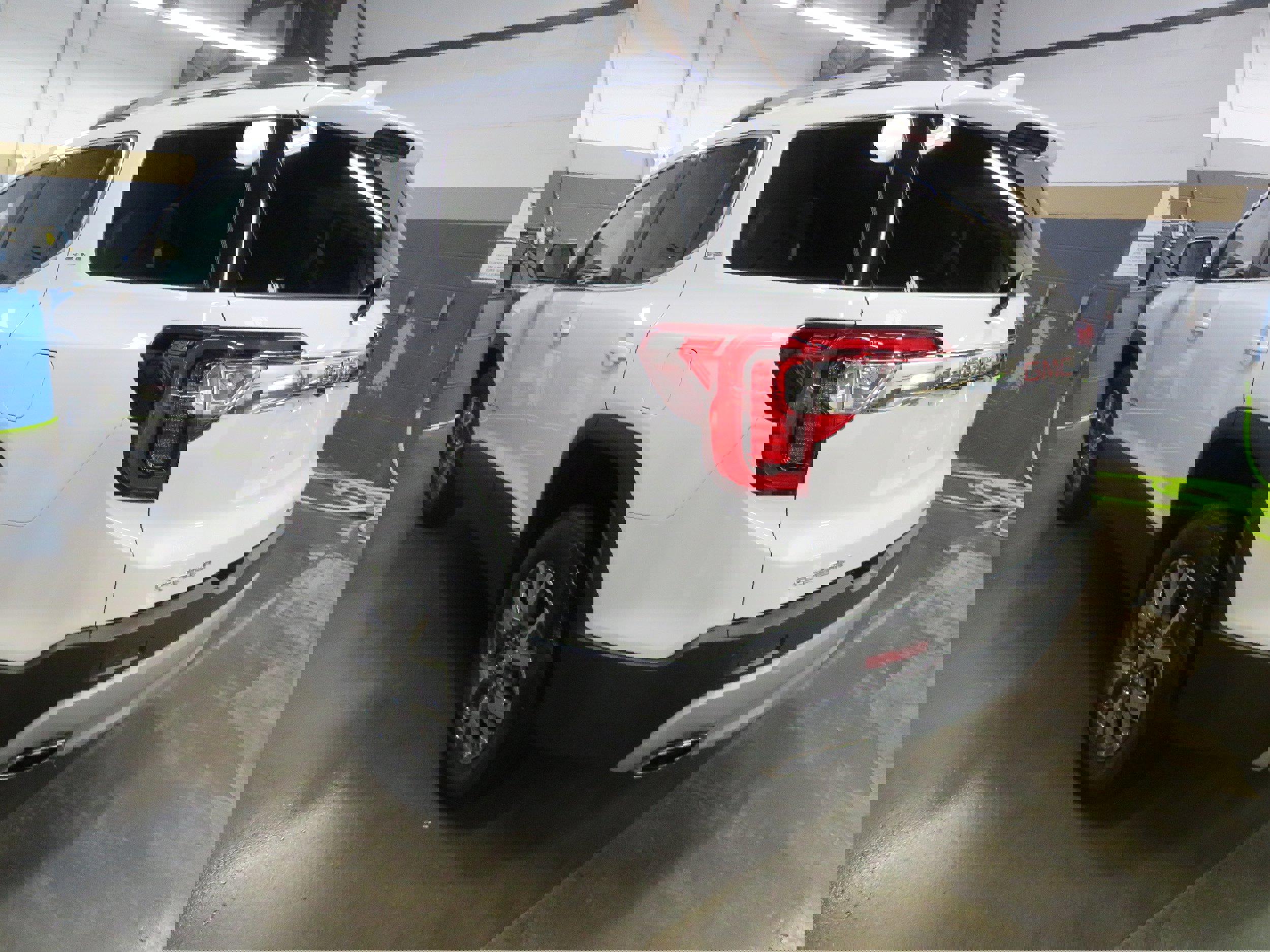 Used 2023 GMC Acadia SLE w/ Driver Convenience Package image 4