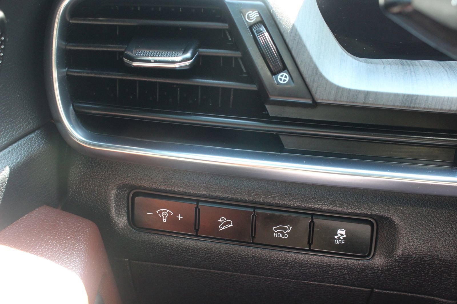 Certified 2024 Kia Telluride SX Prestige w/ Towing Package image 28