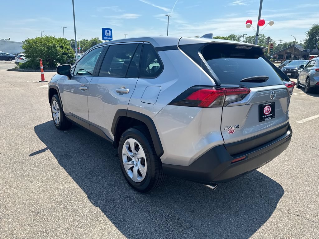 Used 2023 Toyota RAV4 LE AWD/4WD image 5