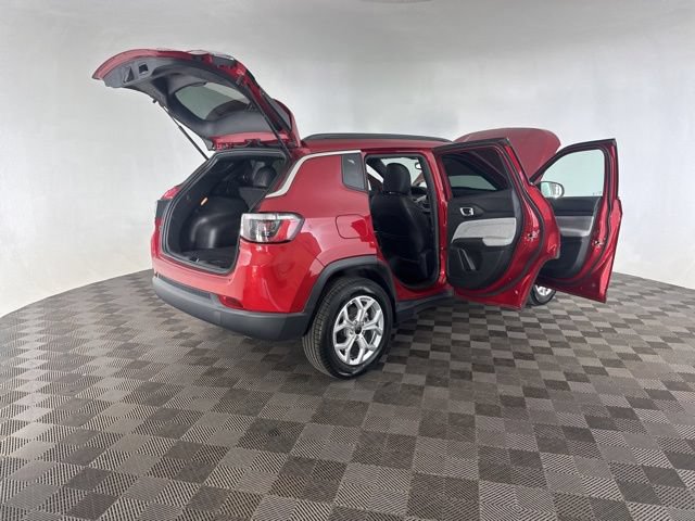 Used 2025 Jeep Compass Latitude AWD/4WD image 17