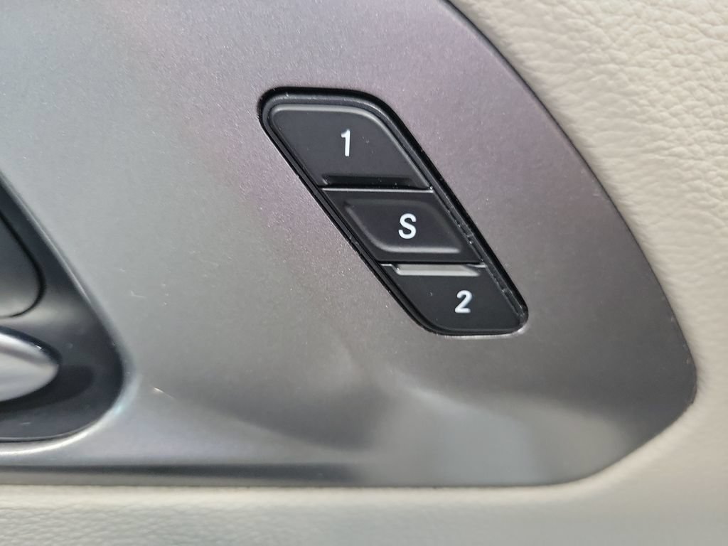 Used 2023 Chrysler Pacifica Touring-L FWD image 32