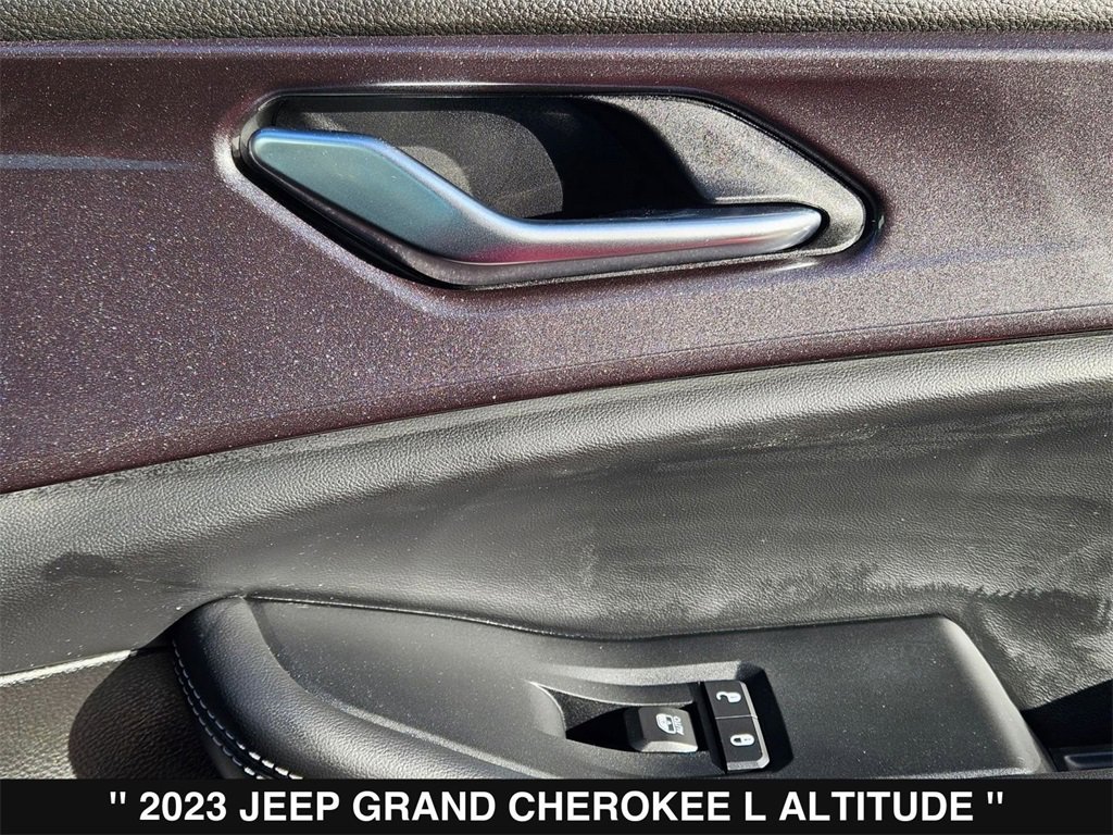 Used 2023 Jeep Grand Cherokee L Laredo image 33