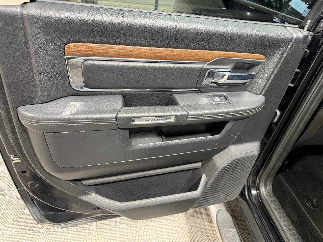Used 2015 RAM 1500 Laramie w/ Convenience Group AWD/4WD image 22