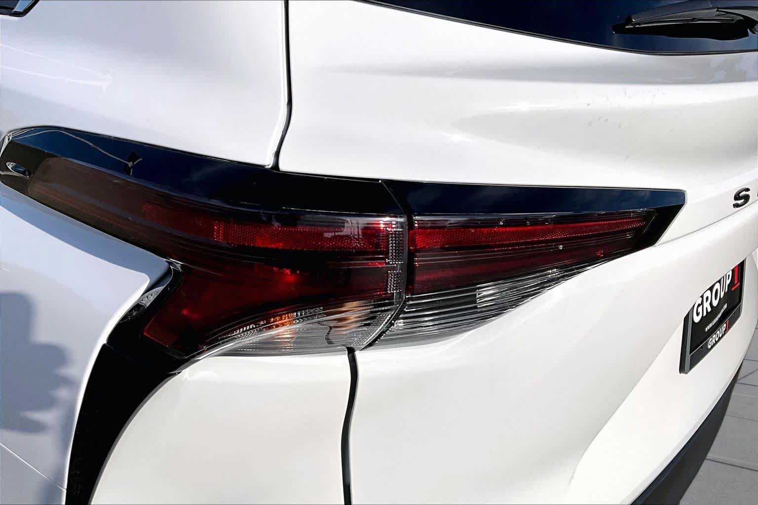 Certified 2025 Toyota Sienna LE FWD image 28