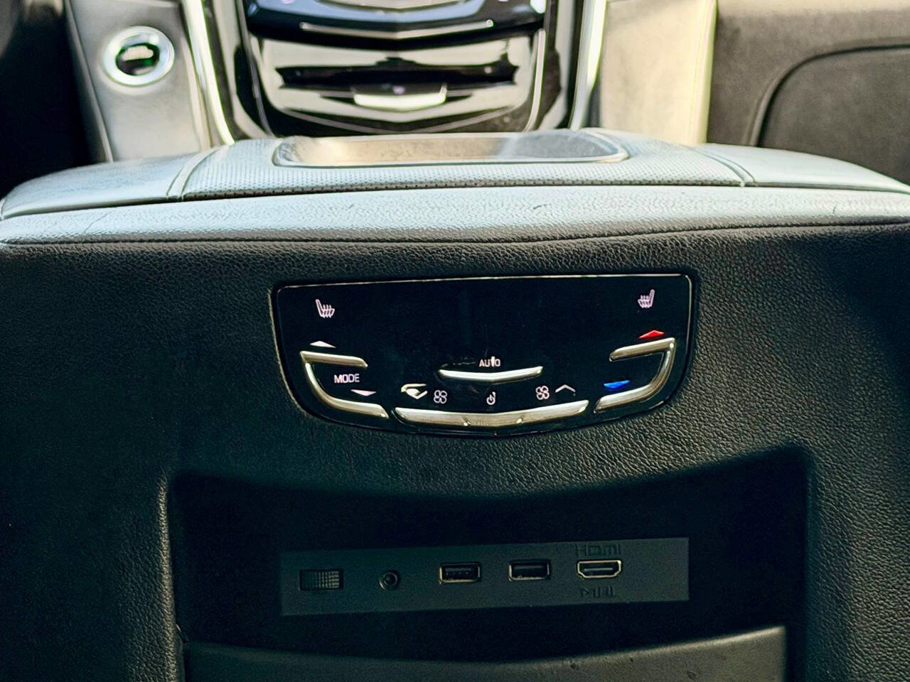 Used 2017 Cadillac Escalade Platinum AWD/4WD image 17