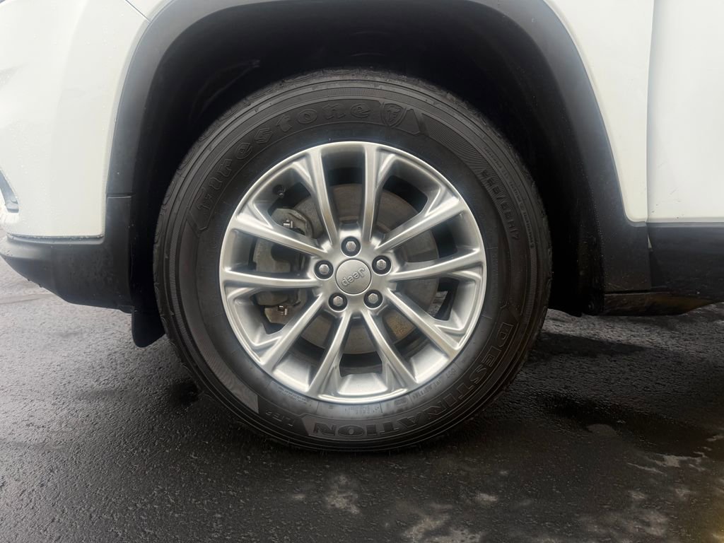 Used 2022 Jeep Cherokee Latitude Lux w/ Mopar Interior Package image 9