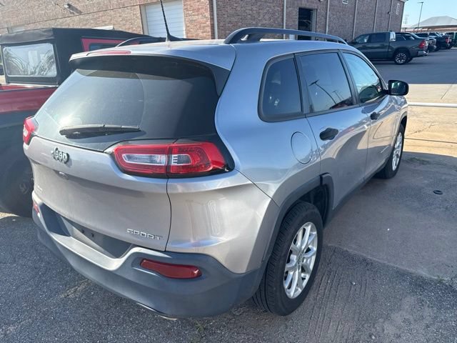 Used 2017 Jeep Cherokee Sport FWD image 3