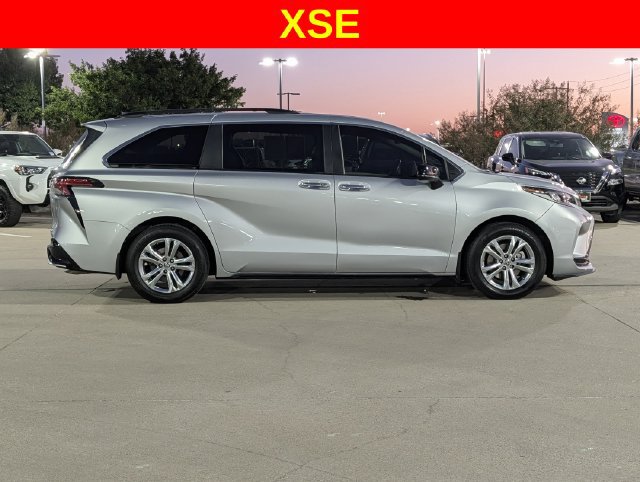Used 2023 Toyota Sienna XSE w/ XSE Plus Package AWD/4WD image 4