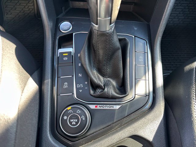 Used 2018 Volkswagen Tiguan SEL AWD/4WD image 36