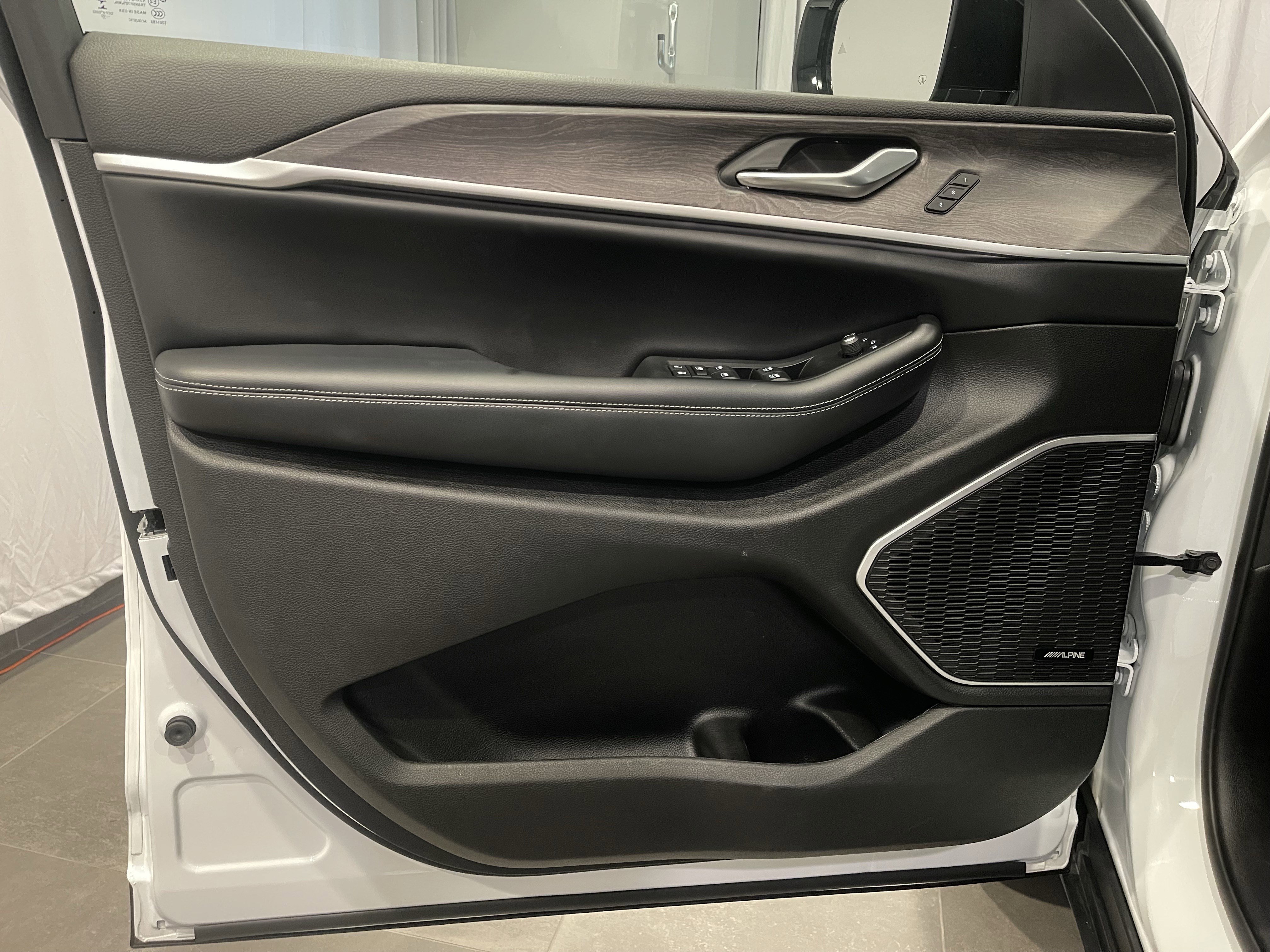 Used 2022 Jeep Grand Cherokee Limited image 12