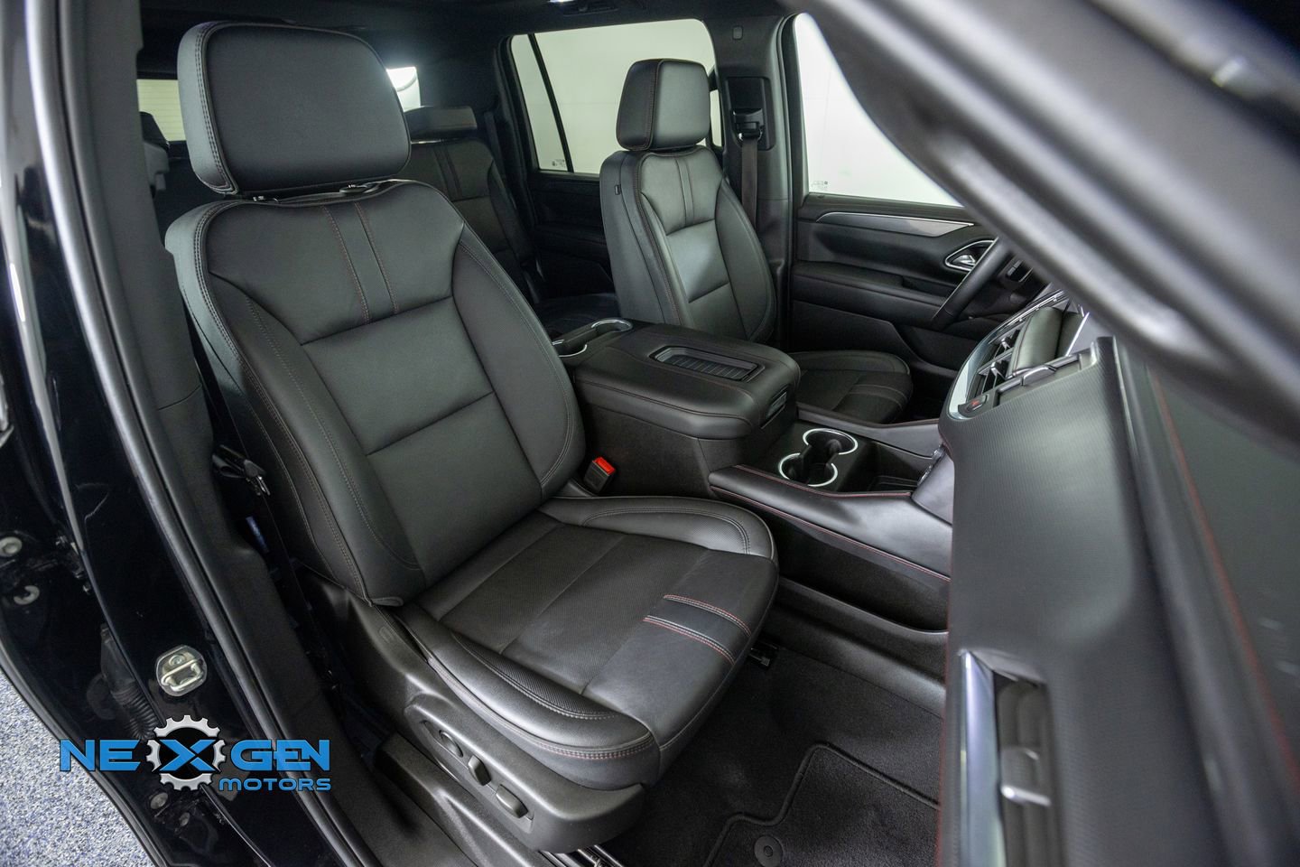 Used 2024 Chevrolet Suburban RST w/ Luxury Package AWD/4WD image 44