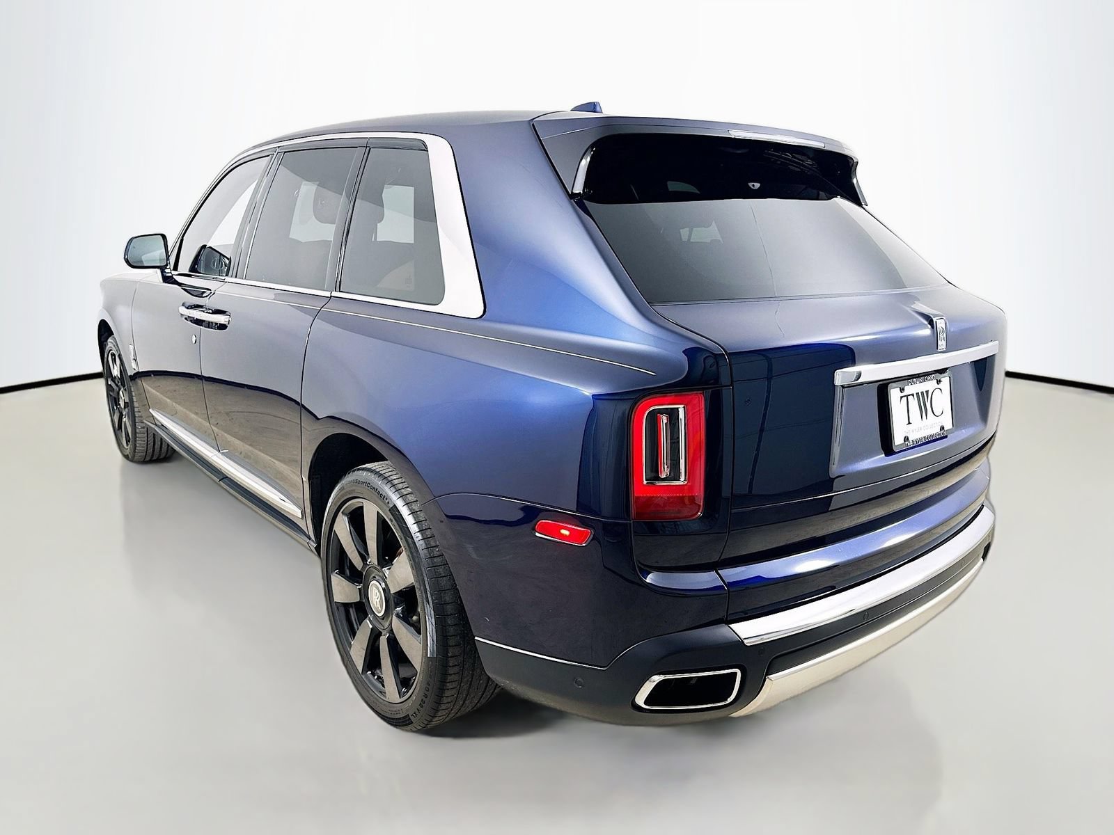 Used 2019 Rolls-Royce Cullinan AWD/4WD image 3