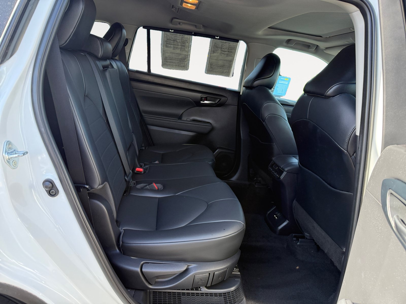 Used 2021 Toyota Highlander XLE FWD image 18