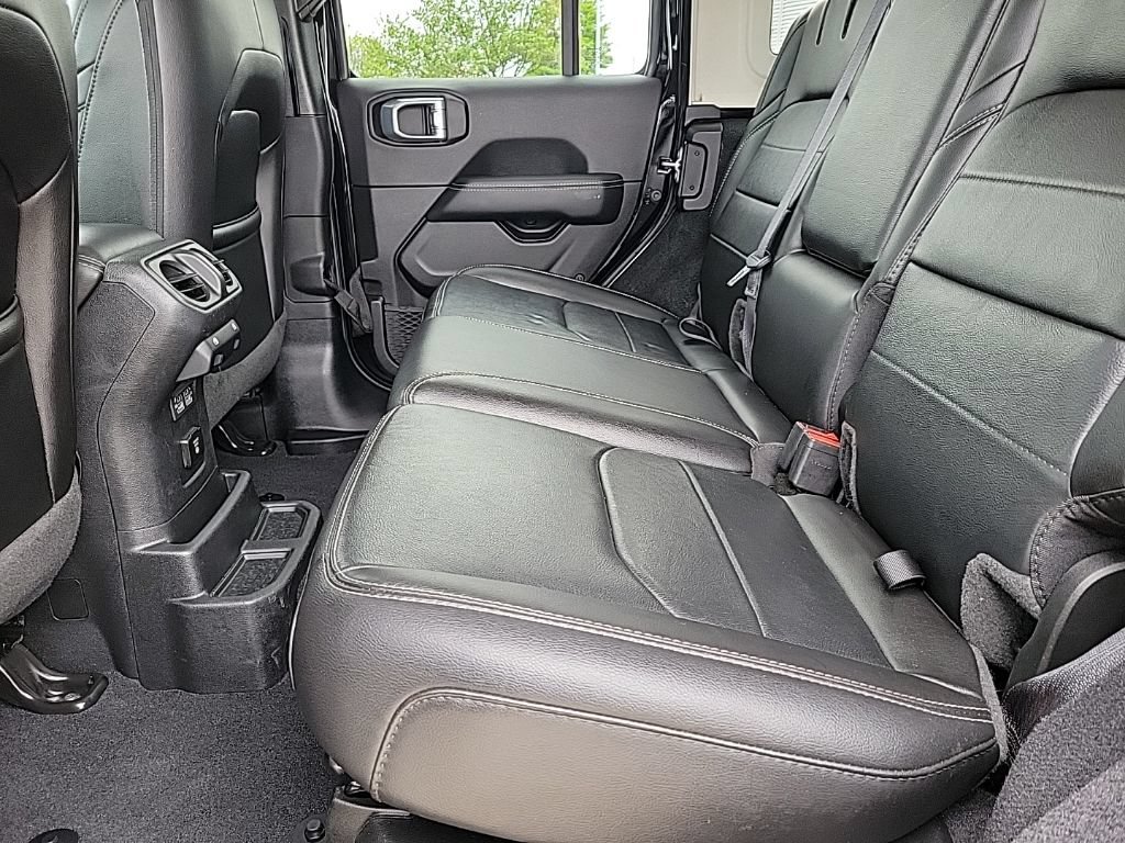 Used 2022 Jeep Wrangler Unlimited Sahara w/ Cold Weather Group AWD/4WD image 15