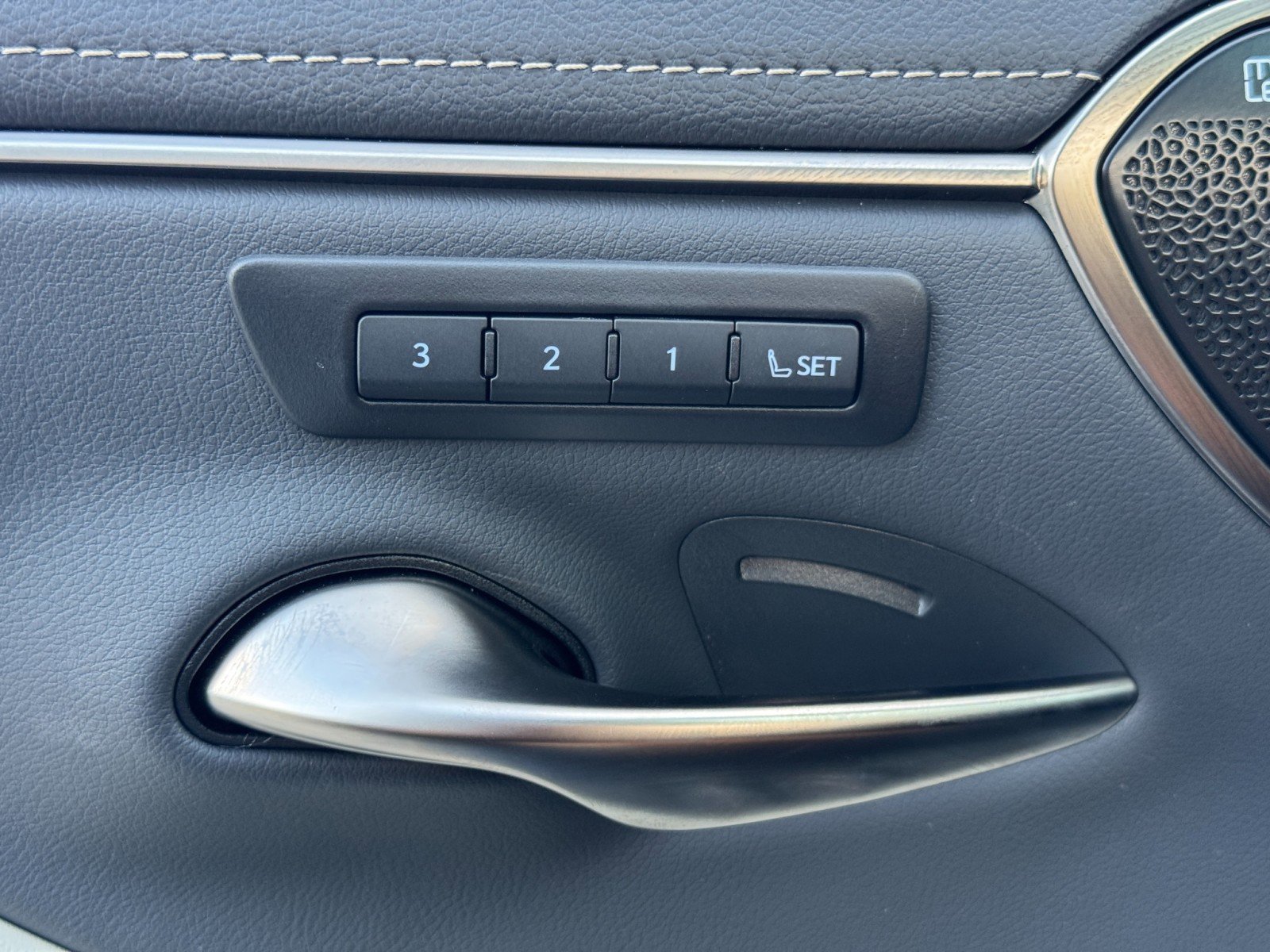 Used 2025 Lexus ES 350 Ultra Luxury w/ Accessory Package (Z1) image 18