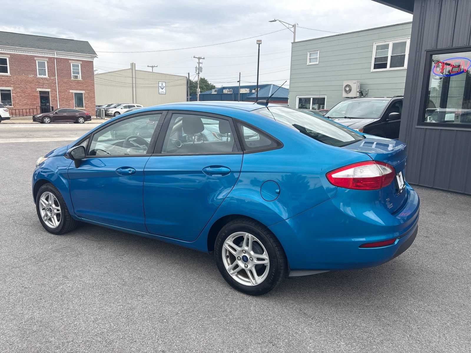 Used 2017 Ford Fiesta SE FWD image 2
