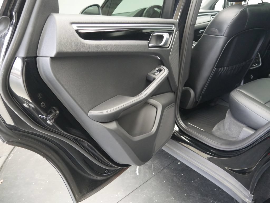 Certified 2023 Porsche Macan Turbo AWD/4WD image 17
