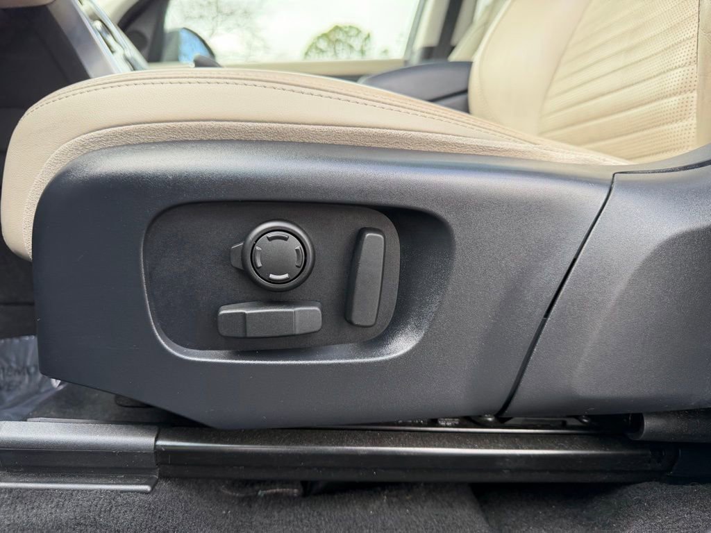 Used 2020 Land Rover Discovery Sport SE image 12