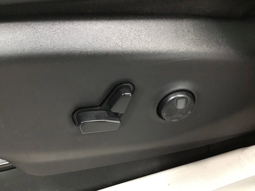 Used 2023 Chrysler Pacifica Touring-L image 8