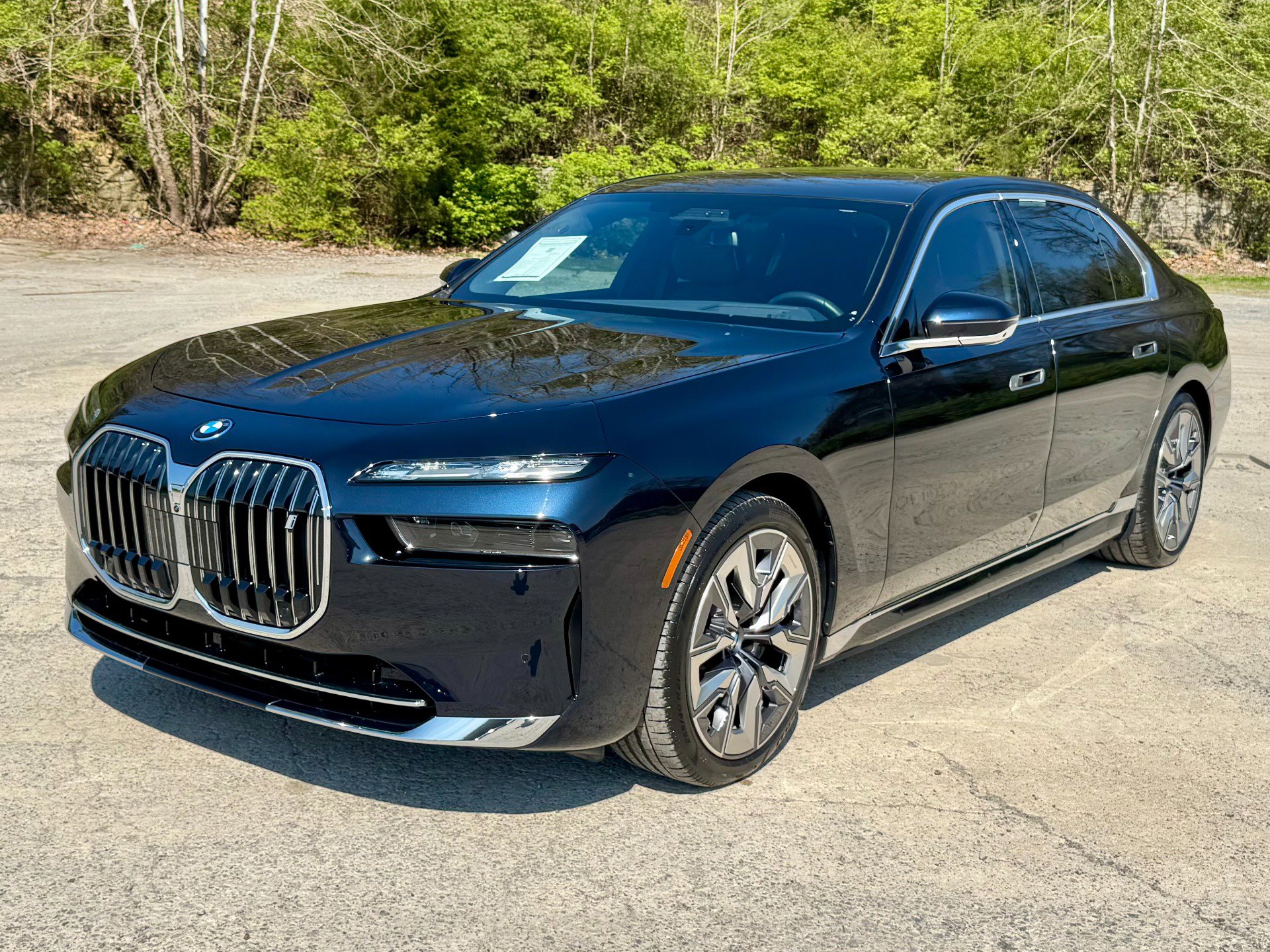 Used 2025 BMW i7 eDrive50 w/ Executive Package image 2