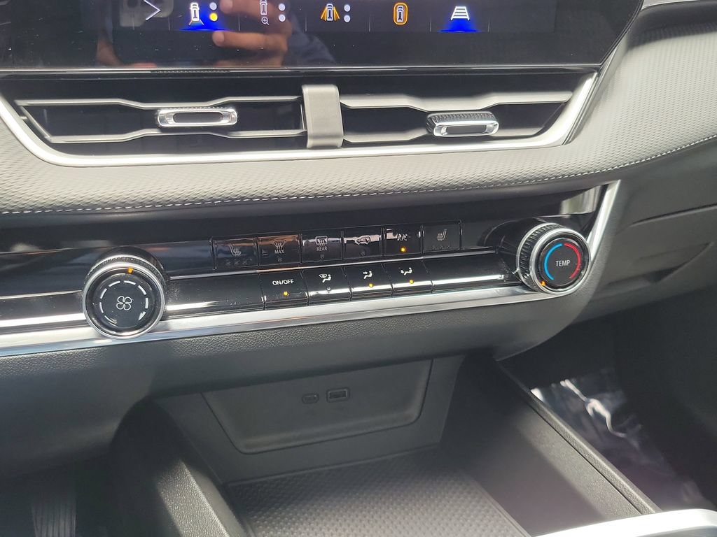 Used 2025 Chevrolet Equinox LT w/ Safety and Technology Package FWD image 23