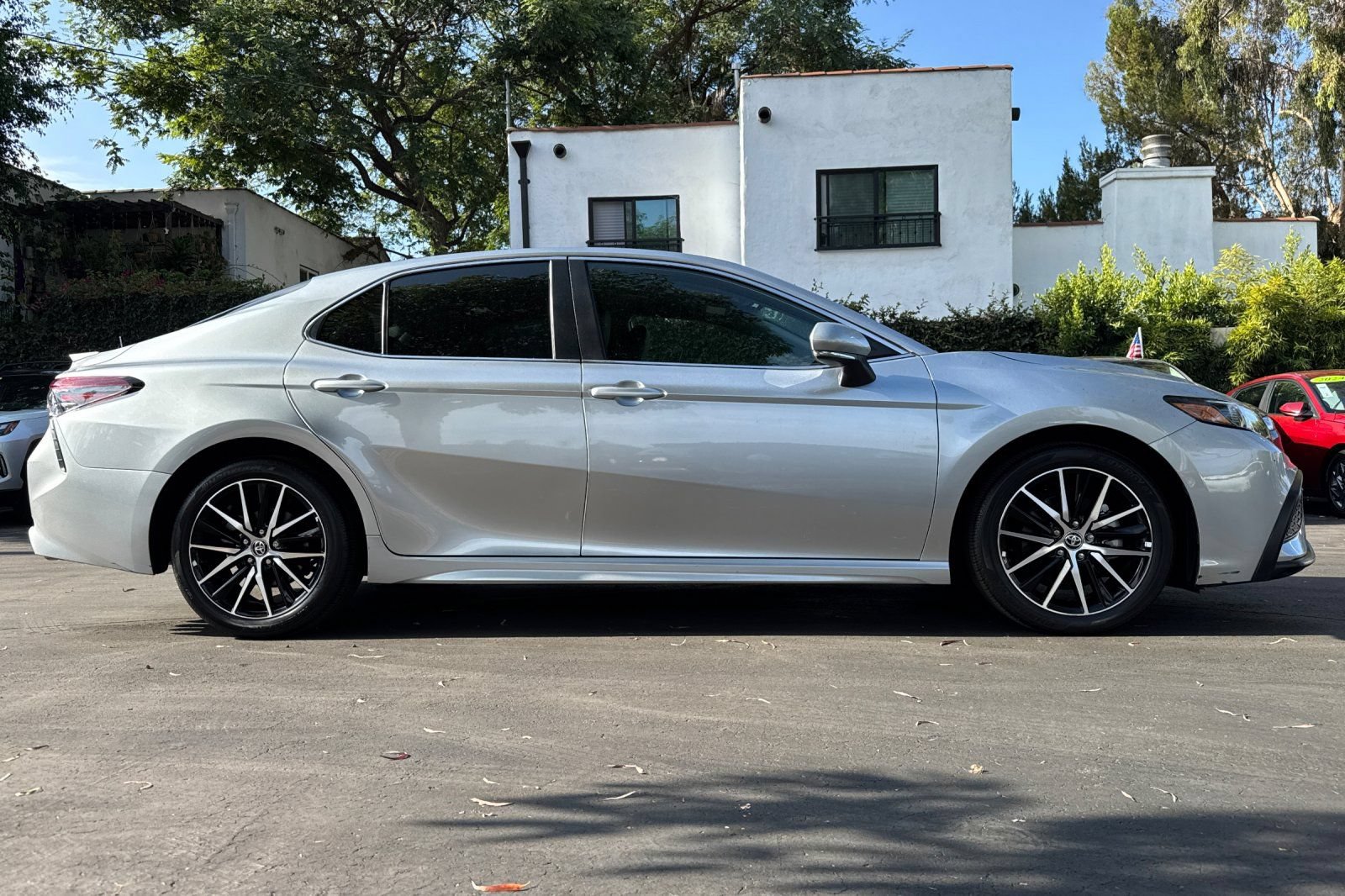 Used 2023 Toyota Camry SE FWD image 3