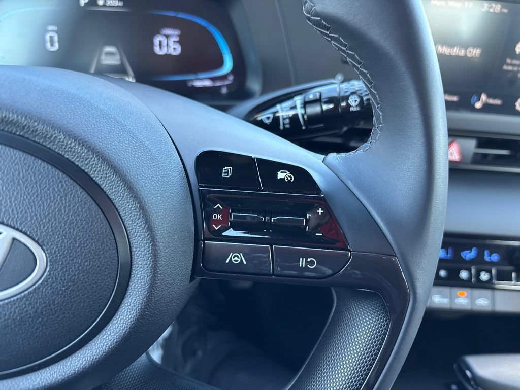 Certified 2025 Hyundai Elantra Sport FWD image 23
