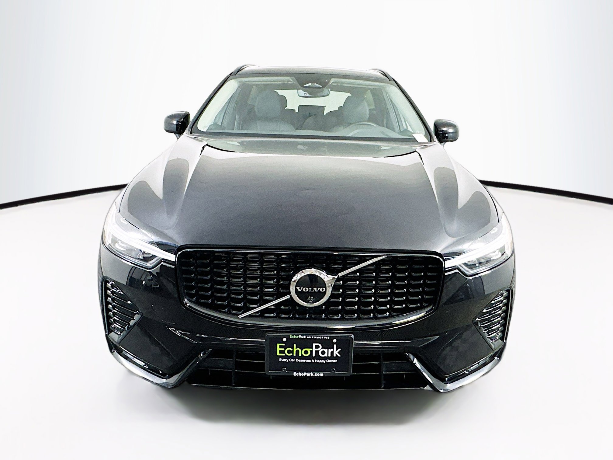 Used 2025 Volvo XC60 B5 Plus image 2