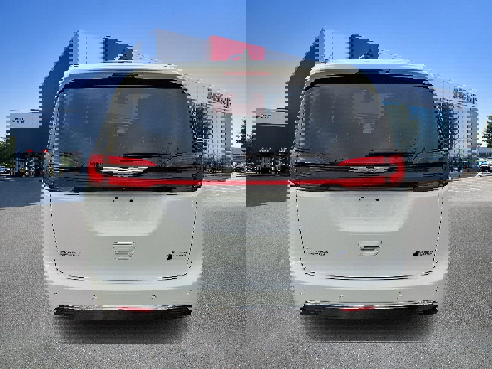 Used 2023 Chrysler Pacifica Touring-L image 5