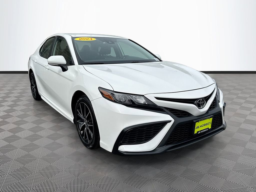 Used 2024 Toyota Camry SE image 3