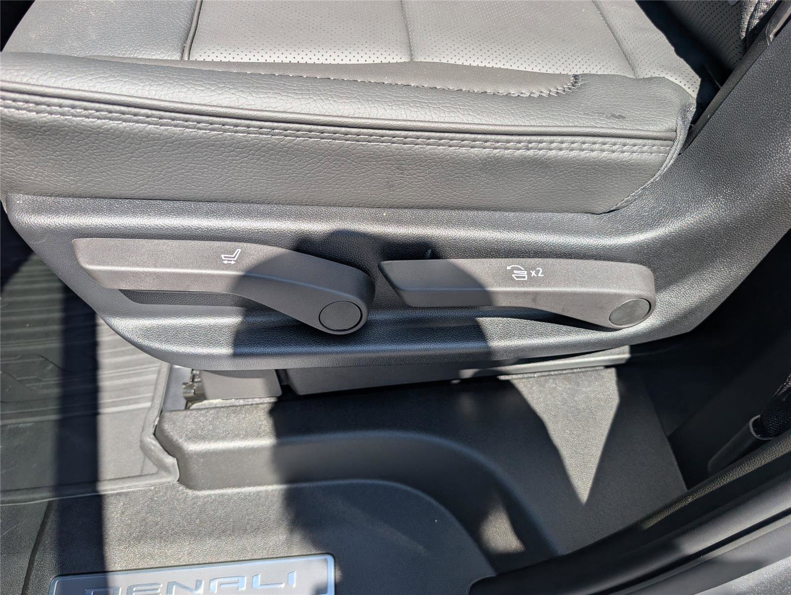 New 2026 GMC Yukon Denali w/ Denali Reserve Package image 19