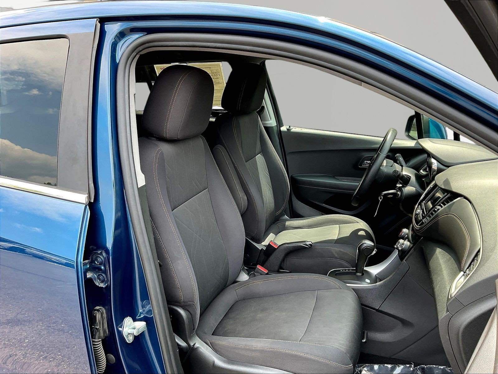 Used 2020 Chevrolet Trax LT FWD image 27