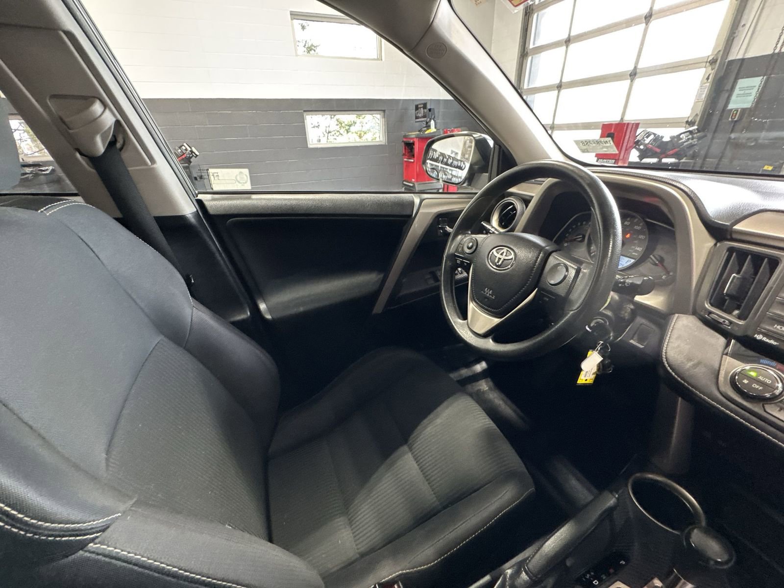 Used 2014 Toyota RAV4 XLE AWD/4WD image 7