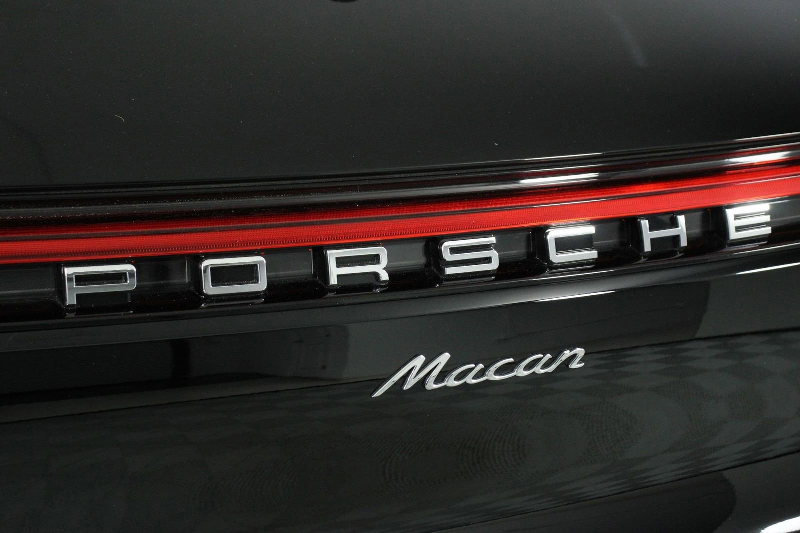 Certified 2025 Porsche Macan image 22