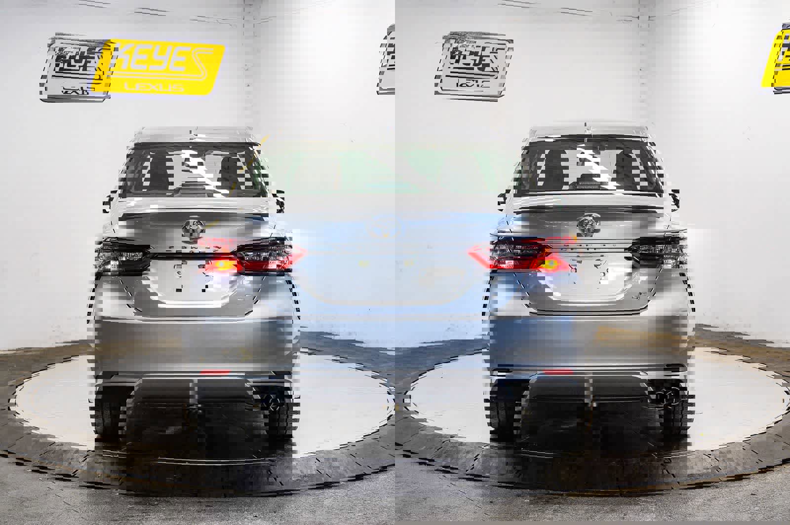 Used 2023 Toyota Camry SE w/ Convenience Package FWD image 3