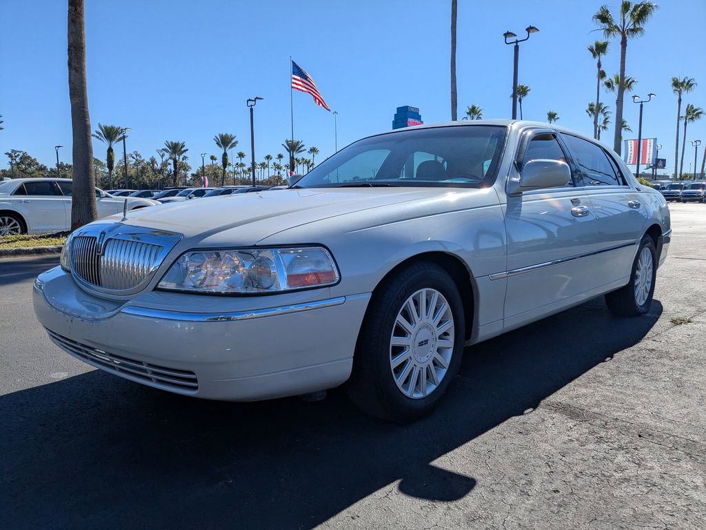 Used 2005 Lincoln Town Car Signature Limited image 8