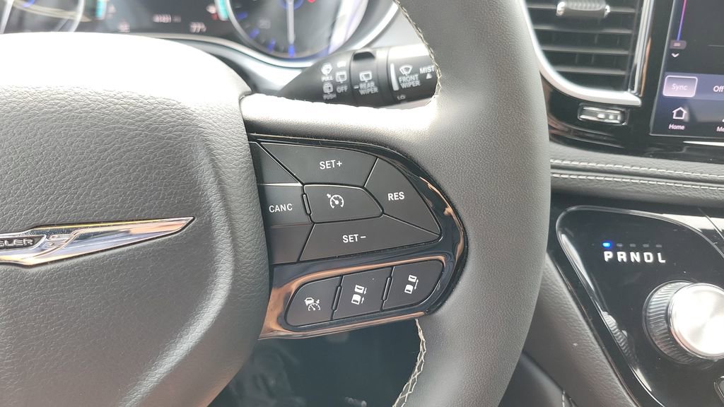 Used 2025 Chrysler Pacifica Limited image 26