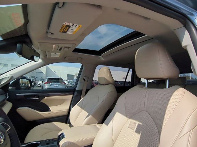 Used 2023 Toyota Highlander Limited FWD image 10
