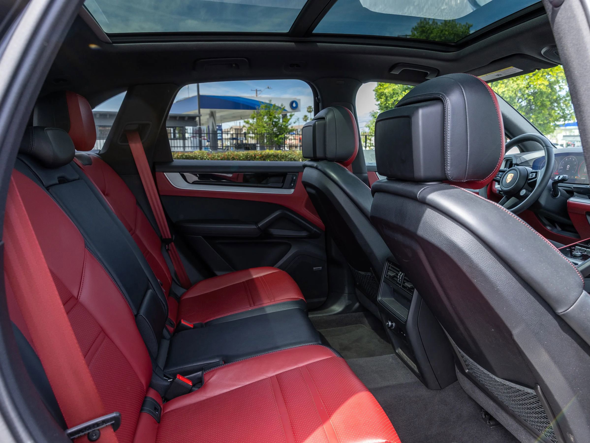 Used 2024 Porsche Cayenne image 36