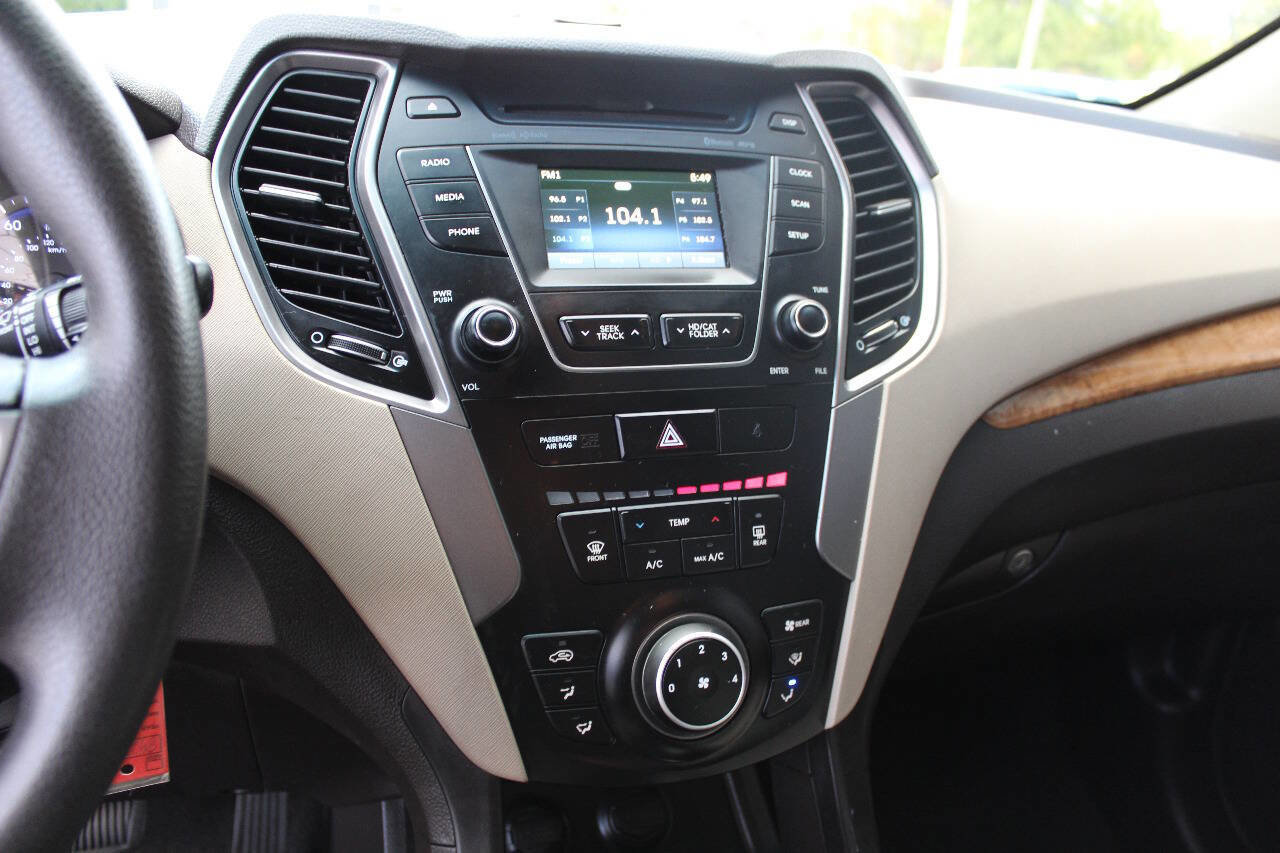 Used 2016 Hyundai Santa Fe SE w/ Cargo Package image 18