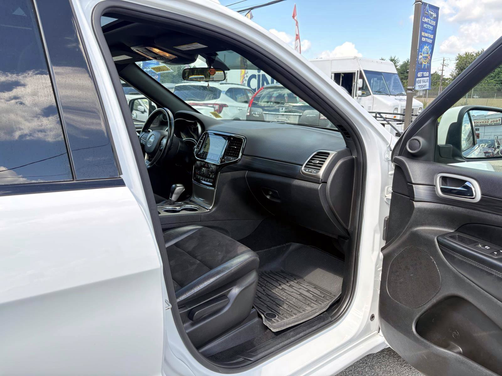 Used 2021 Jeep Grand Cherokee Laredo X AWD/4WD image 22
